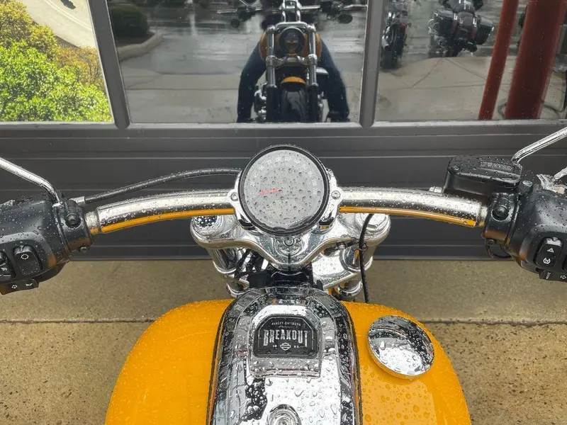 2025 Harley-Davidson FXBR - Breakout™ thumbnail 16