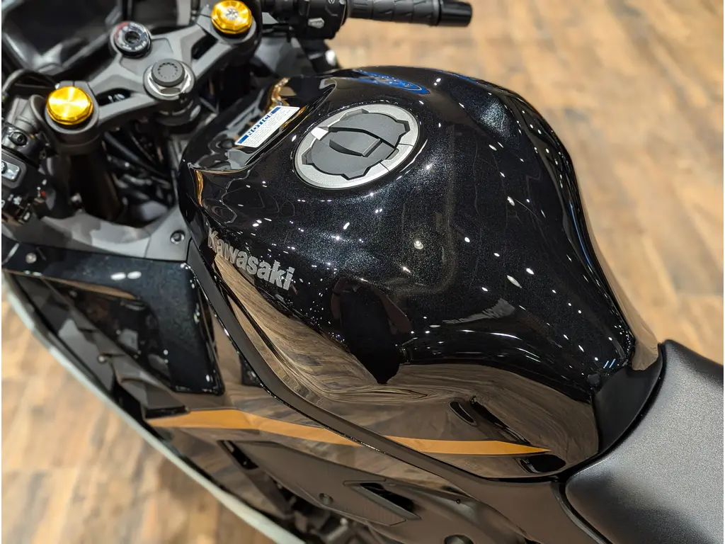 New 2026 Kawasaki Ninja ZX-4RR // Pearl Robotic White/Metallic