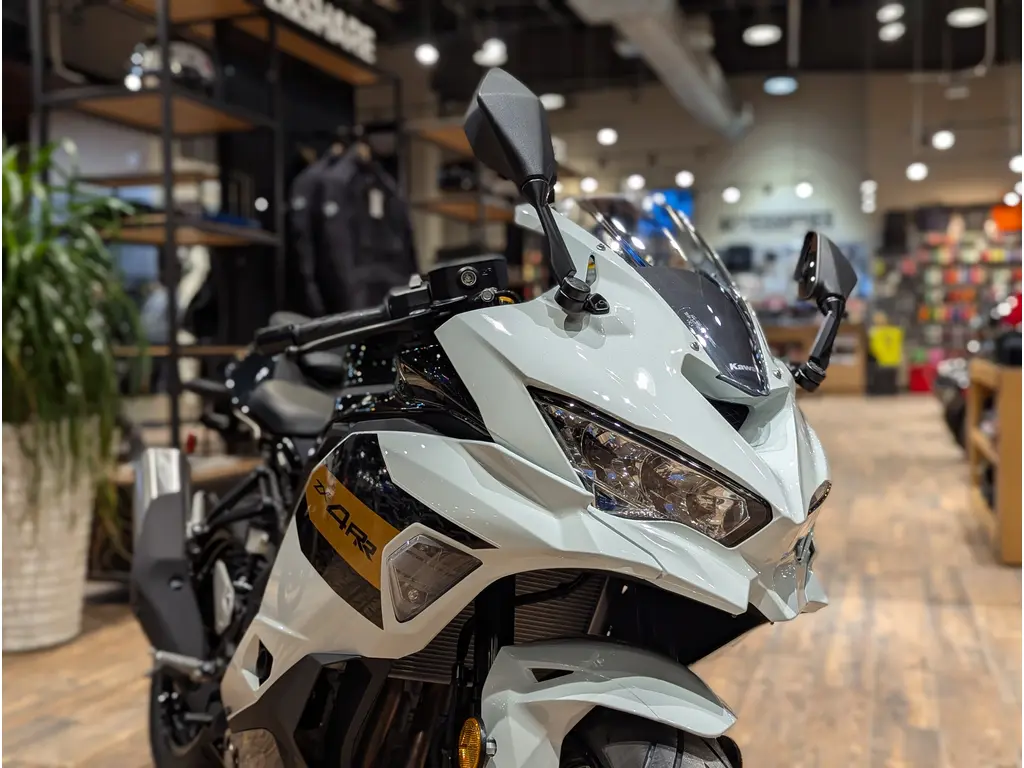 New 2026 Kawasaki Ninja ZX-4RR // Pearl Robotic White/Metallic