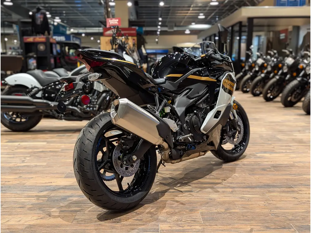 New 2026 Kawasaki Ninja ZX-4RR // Pearl Robotic White/Metallic