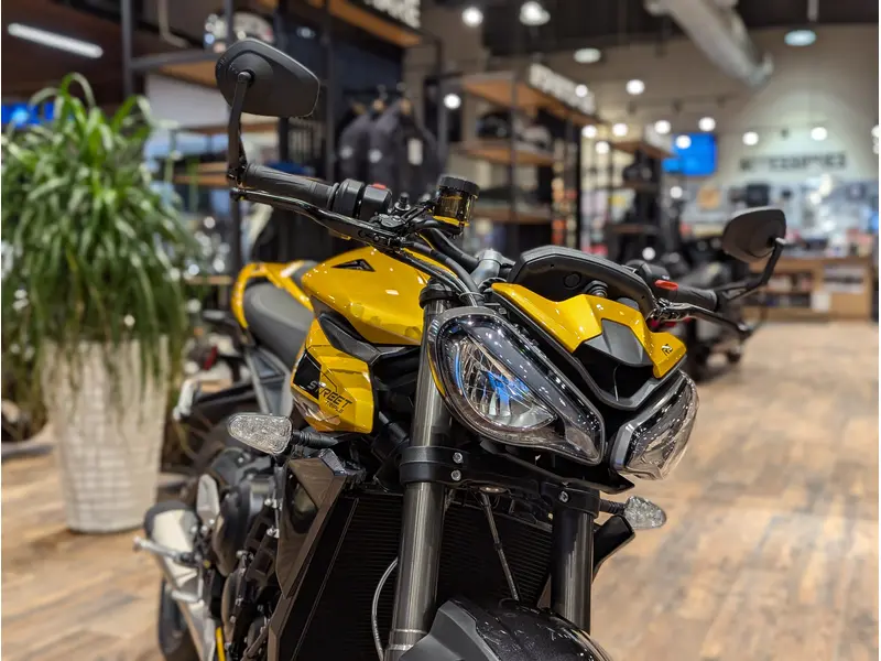 2026 Triumph Street Triple 765 RS // Cosmic Yellow