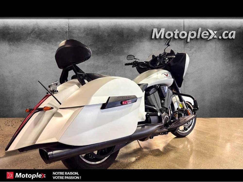 Victory Motorcycles Cross Country 2016 alt