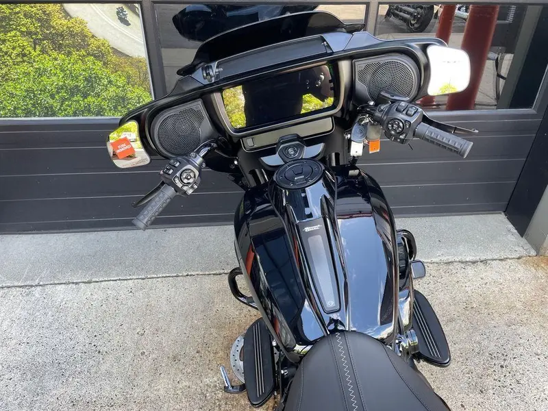 2025 Harley-Davidson FLHX - Street Glide® thumbnail 12