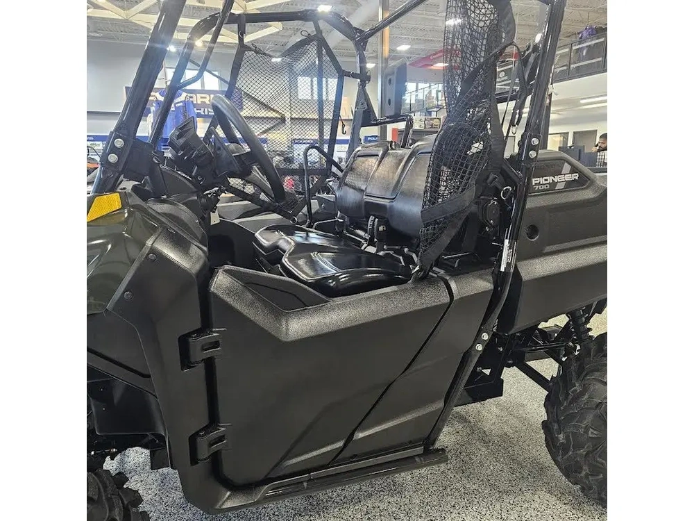 2025 Honda Pioneer 700 alt