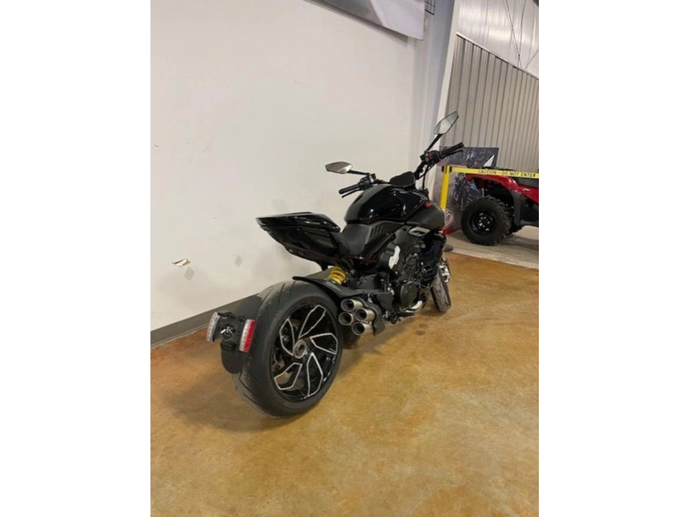 2023 Ducati Diavel 4 Thrilling Black alt