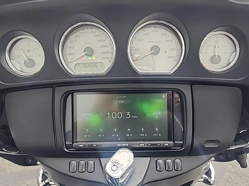 2017 Harley-Davidson FLHXS - Street Glide® Special thumbnail 17