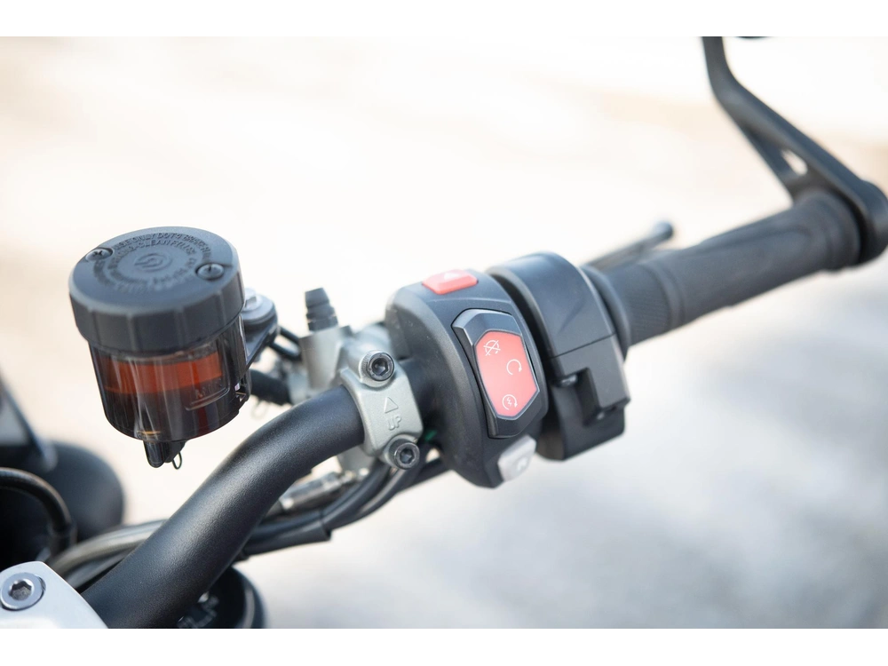 2021 Triumph Street Triple 765 alt