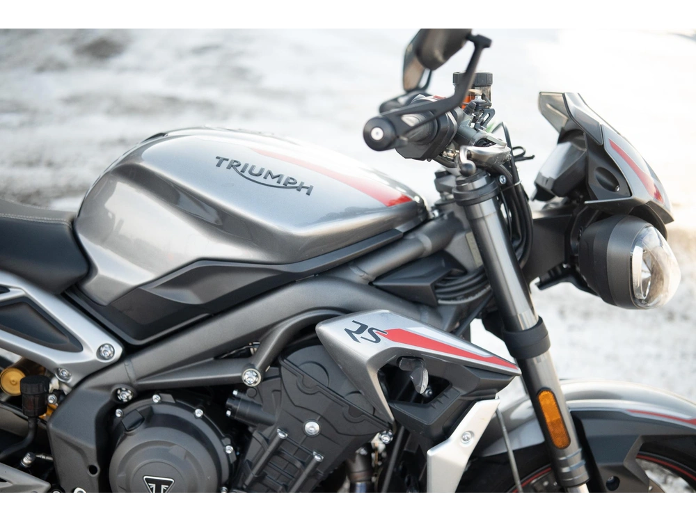 2021 Triumph Street Triple 765 alt
