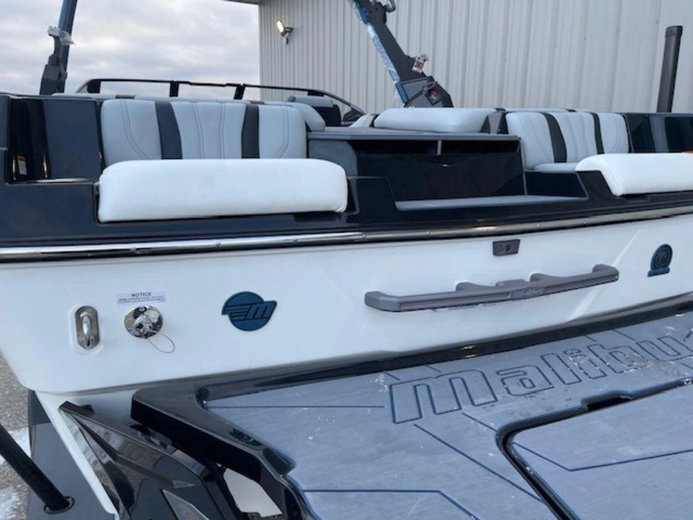 2026 Malibu 22 Lsv alt