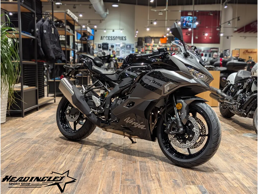 2026 Kawasaki Ninja ZX-4RR // Metallic Matte Graphenesteel Gray/Metallic Spark Black 