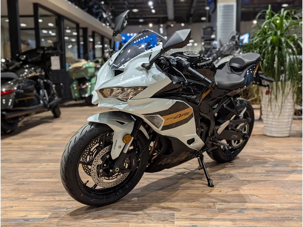 ブラック1 ホワイト4 New 2026 Kawasaki Ninja ZX-4RR // Pearl Robotic White/Metallic