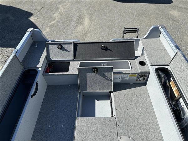 Lund Boat Co 1875 Alaskan Tiller 2024 alt