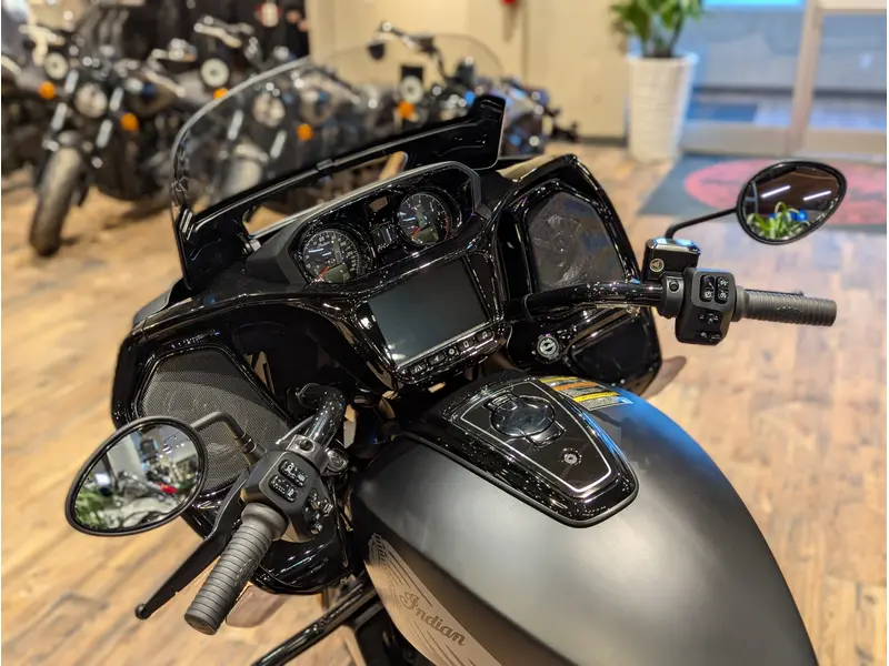 2026 Indian Motorcycle Challenger Dark Horse // Black Smoke