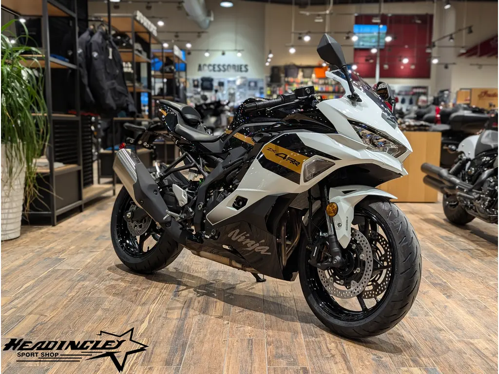 2026 Kawasaki Ninja ZX-4RR // Pearl Robotic White/Metallic Spark Black 