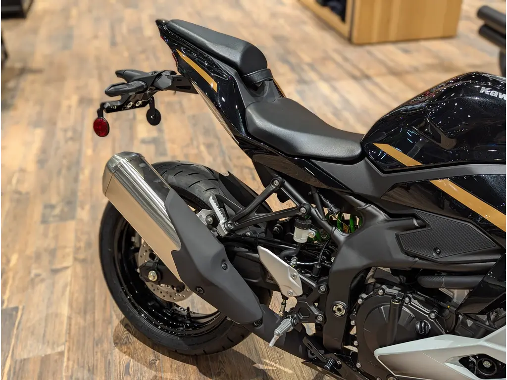 New 2026 Kawasaki Ninja ZX-4RR // Pearl Robotic White/Metallic