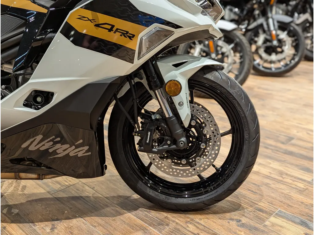 New 2026 Kawasaki Ninja ZX-4RR // Pearl Robotic White/Metallic