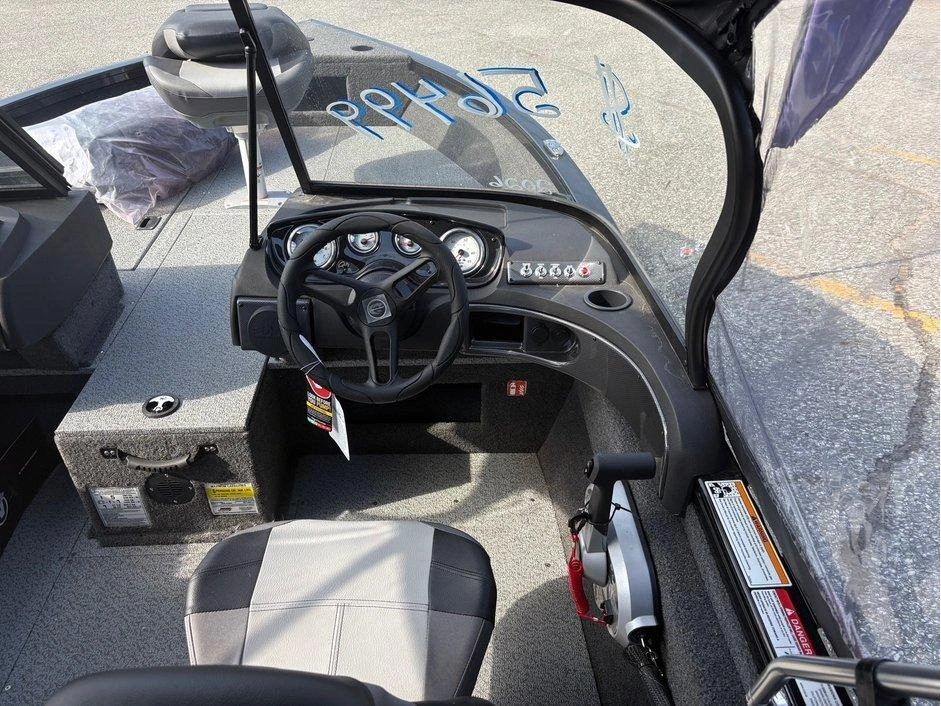 Crestliner Crestliner 1650 Hawk 2026 alt