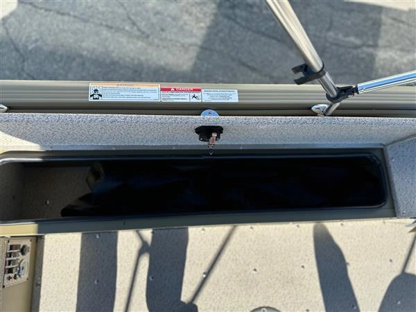 Lund Boat Co 1875 Alaskan Tiller 2024 alt