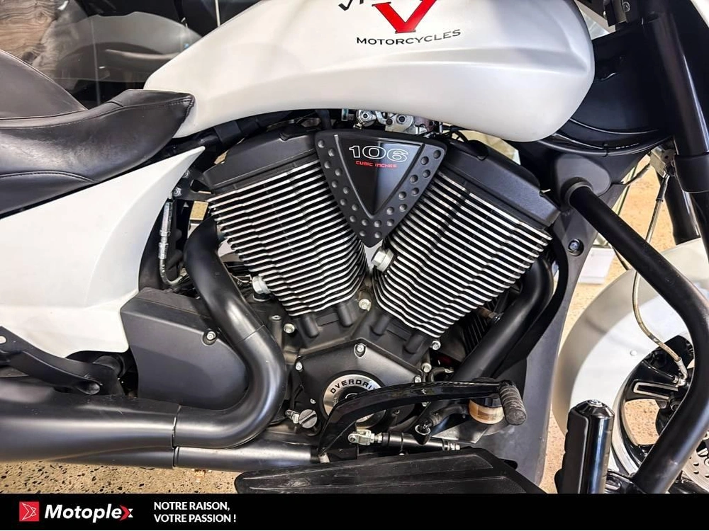 Victory Motorcycles Cross Country 2016 alt