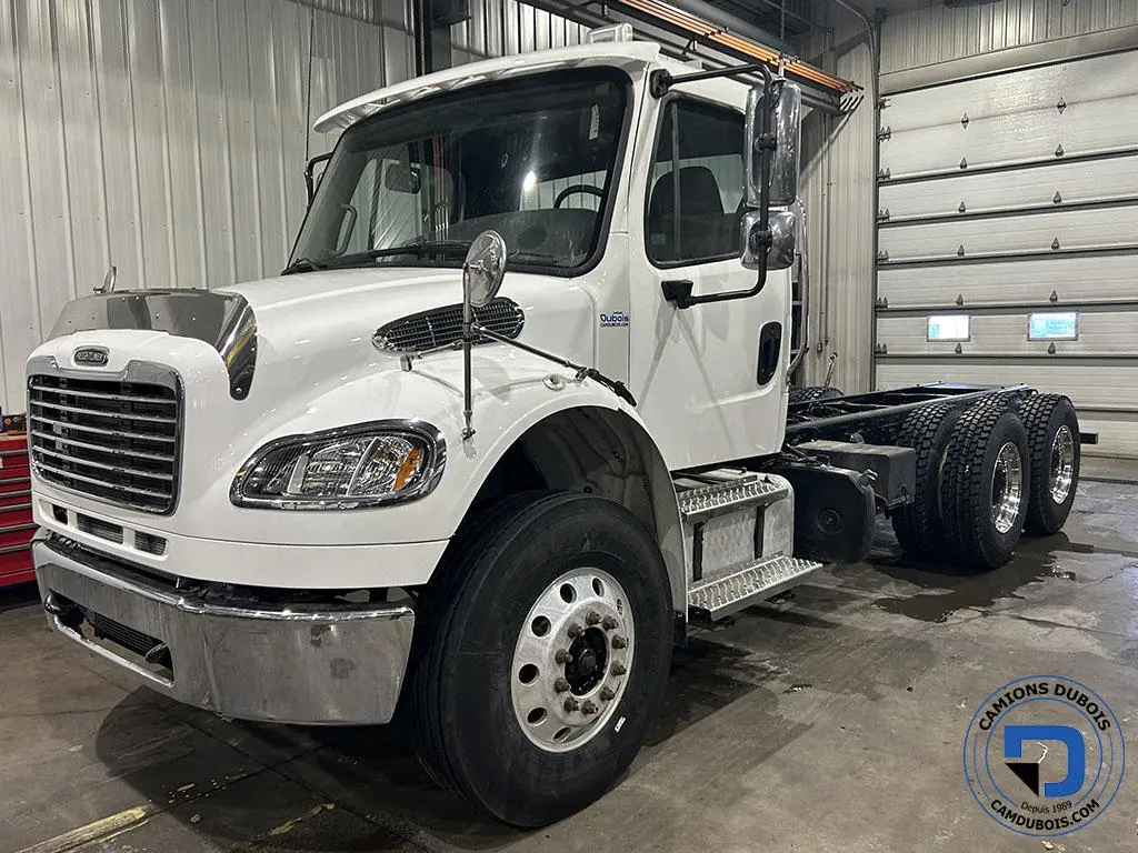 2012 Freightliner M2-106