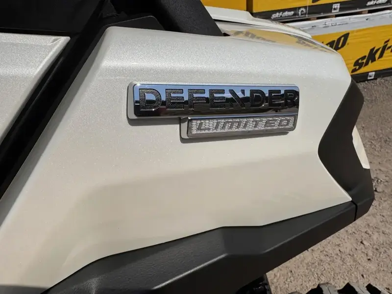 Can-Am DEFENDER LIMITED CAB HD11 2026