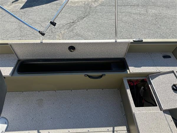 Lund Boat Co 1875 Alaskan Tiller 2024 alt