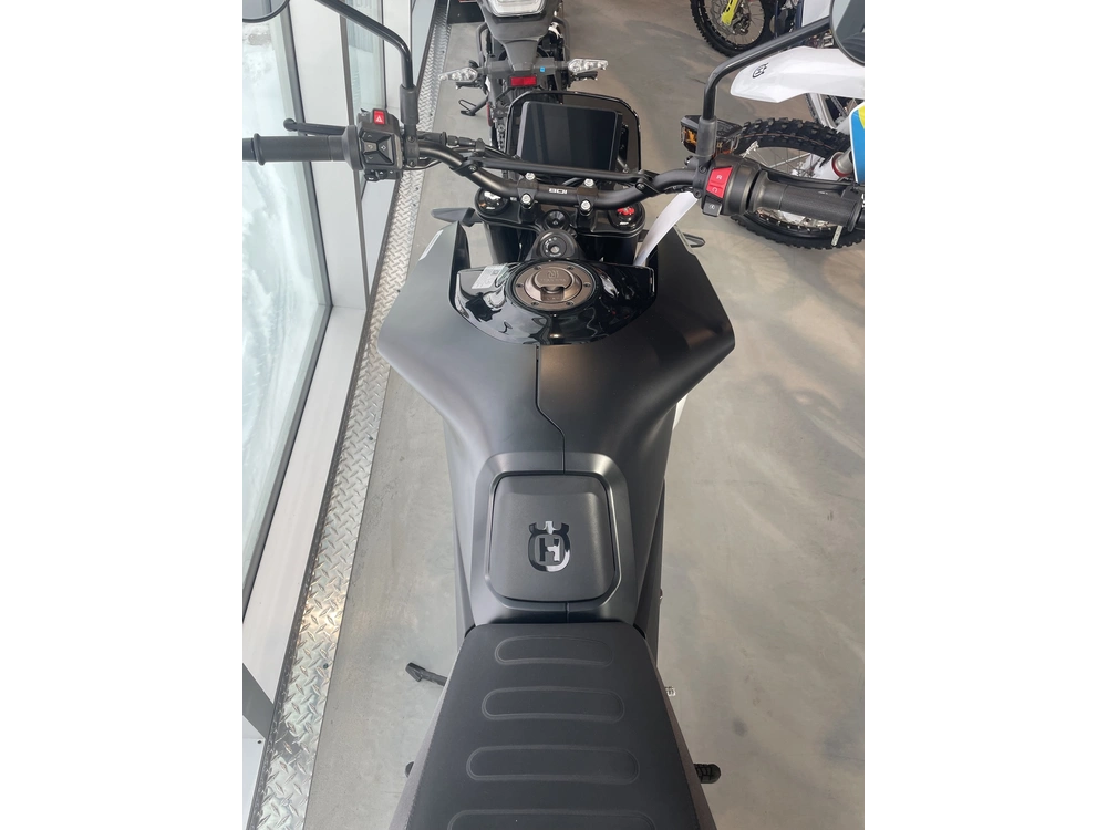 Husqvarna Svartpilen 801 2024 alt