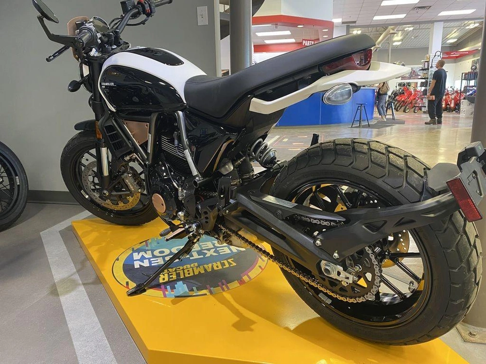 2025 Ducati Scrambler Rizoma alt