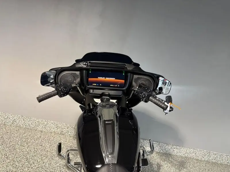 2025 Harley-Davidson FLHX - Street Glide® thumbnail 12
