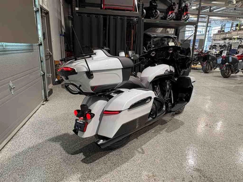 Indian Motorcycle Roadmaster Powerplus Dark Horse + 112 & Audio Package 2026 alt