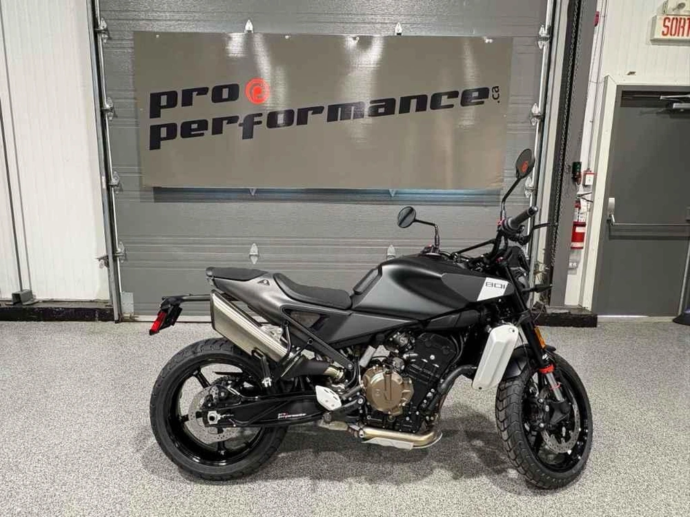 2025 Husqvarna Svartpilen 801 alt