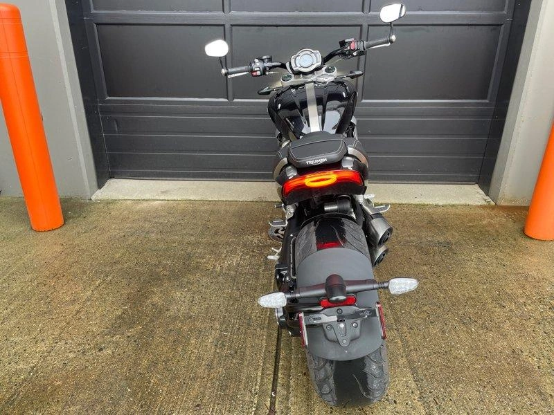 2022 Triumph Rocket 3 R alt