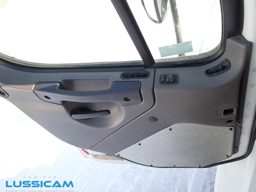 Freightliner M2106 2011