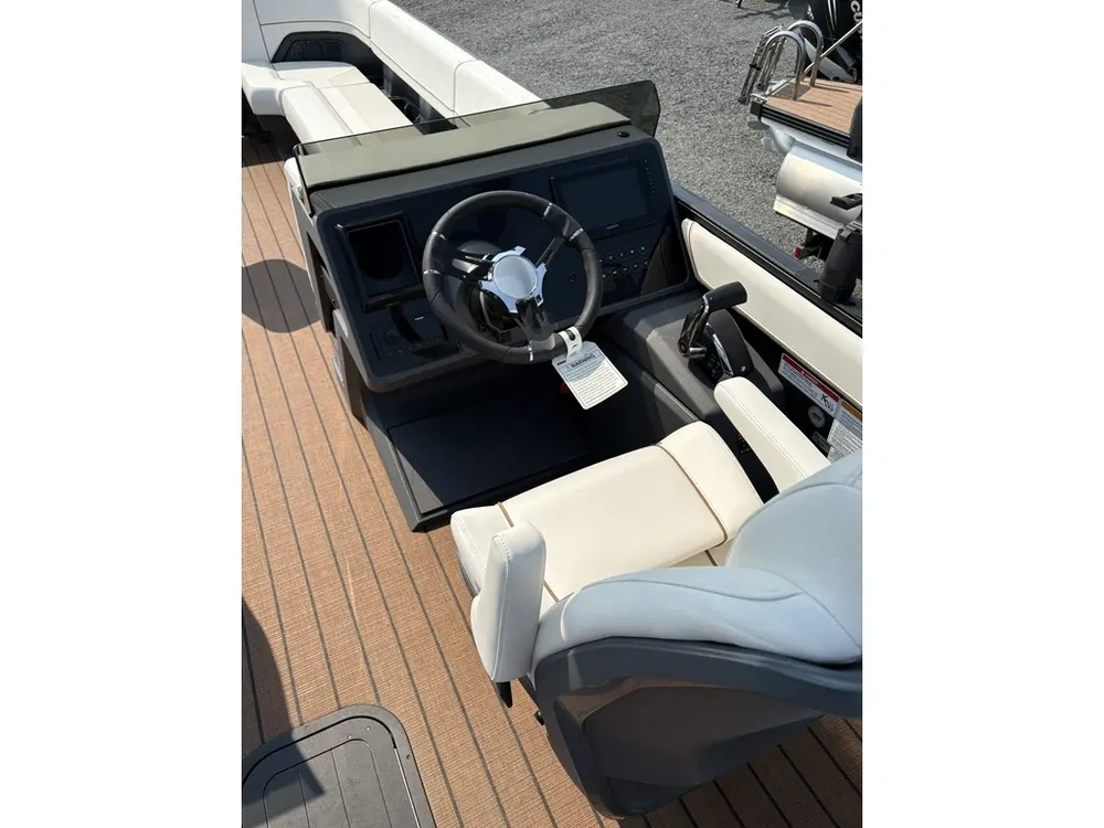 2025 Manitou Explore Switchback 26 Trifold Shp575 alt