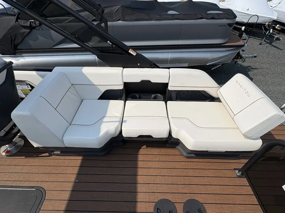 2025 Manitou Explore Switchback 26 Trifold Shp575 alt