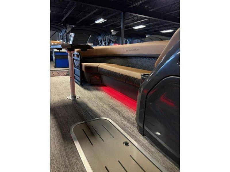 Bennington Marine M24 Serie Luxe 2026 alt