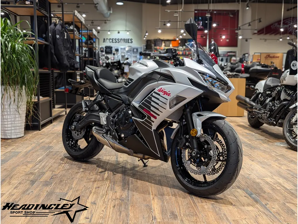 2026 Kawasaki Ninja 650 // Metallic Matte Whitish Silver/Metallic Flat Spark Black 