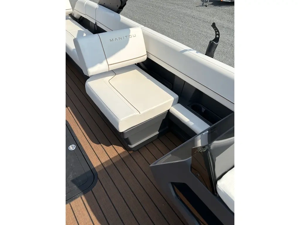 2025 Manitou Explore Switchback 26 Trifold Shp575 alt