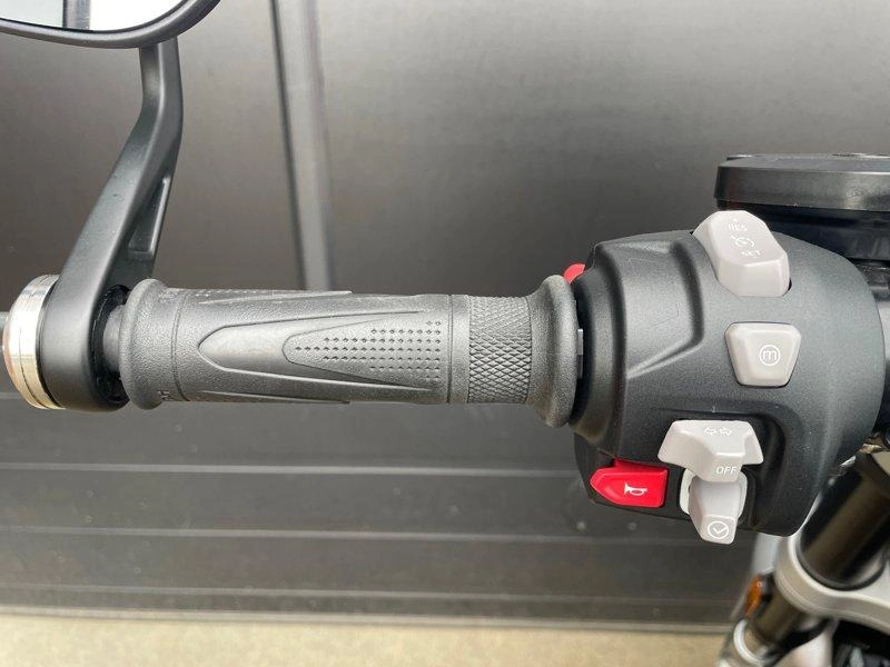 2022 Triumph Rocket 3 R alt