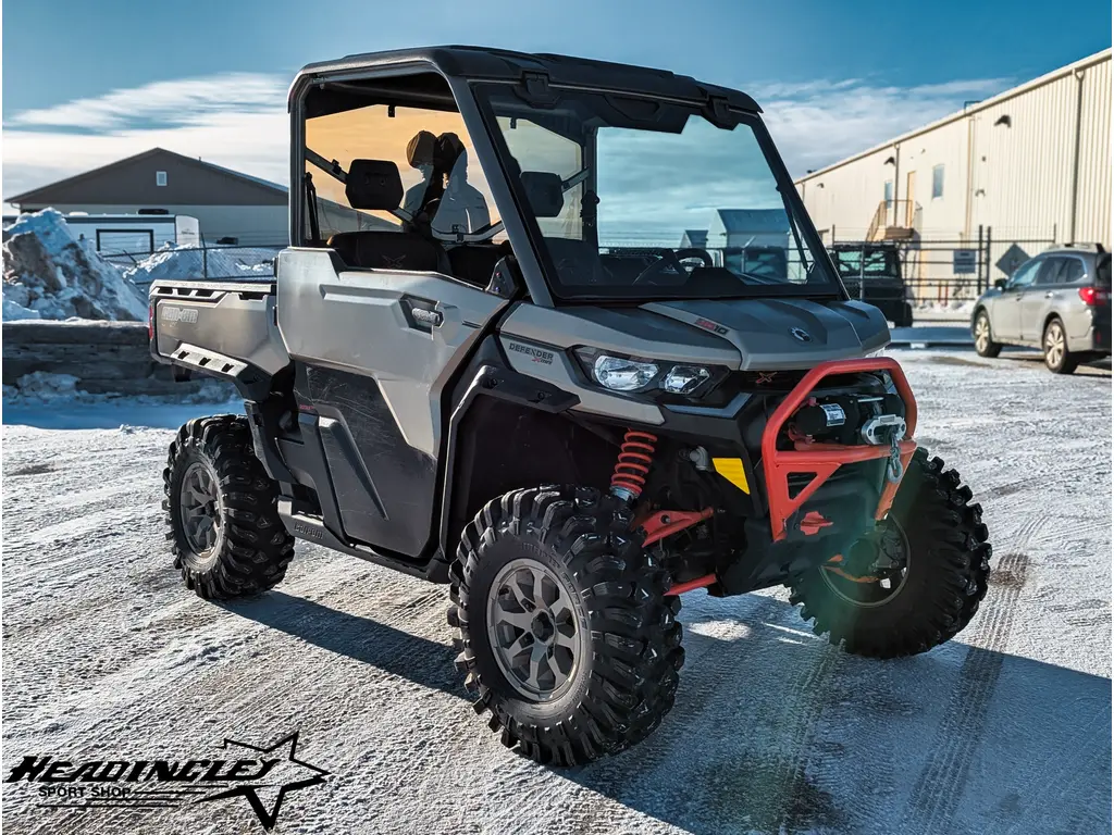 2023 Can-Am Defender HD10 X MR // Liquid Titanium & Magma Red