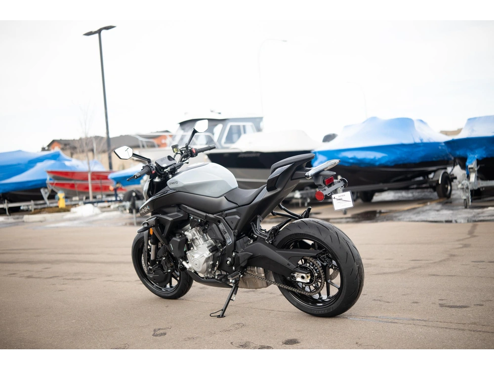 2026 Cfmoto 675nk alt