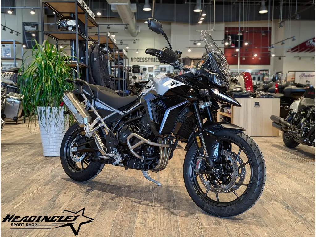 2026 Triumph Tiger 900 Alpine Edition // Snowdonia White/Graphic Black/Aegean Blue 