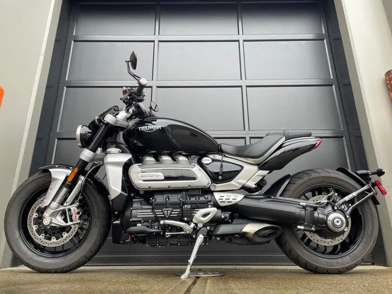 2022 Triumph Rocket 3 R thumbnail 9