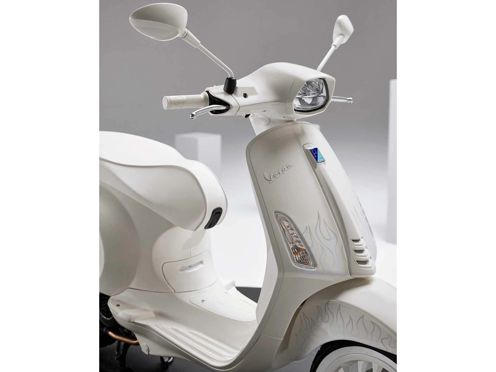 Vespa Sprint 50 Justin Bieber 2022 alt