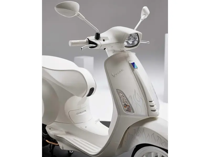 2022 Vespa Sprint 50 Justin Bieber thumbnail 3