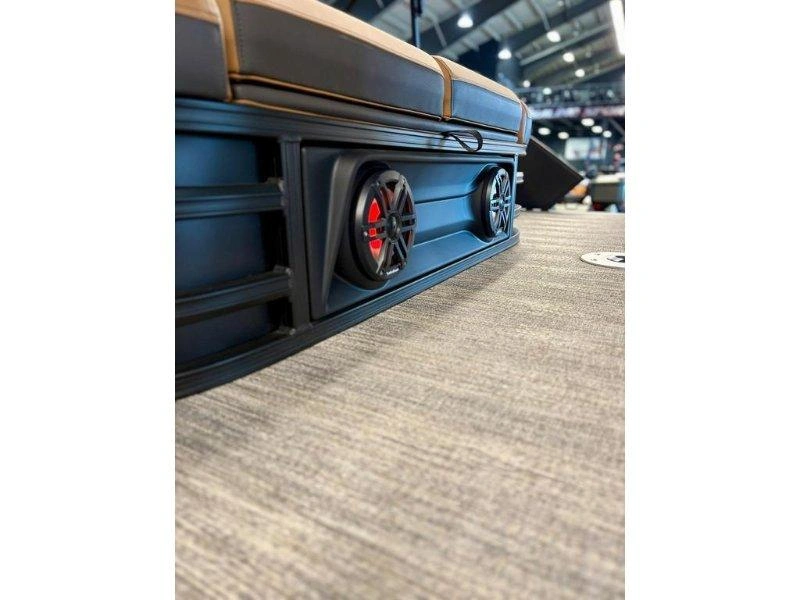 Bennington Marine M24 Serie Luxe 2026 alt
