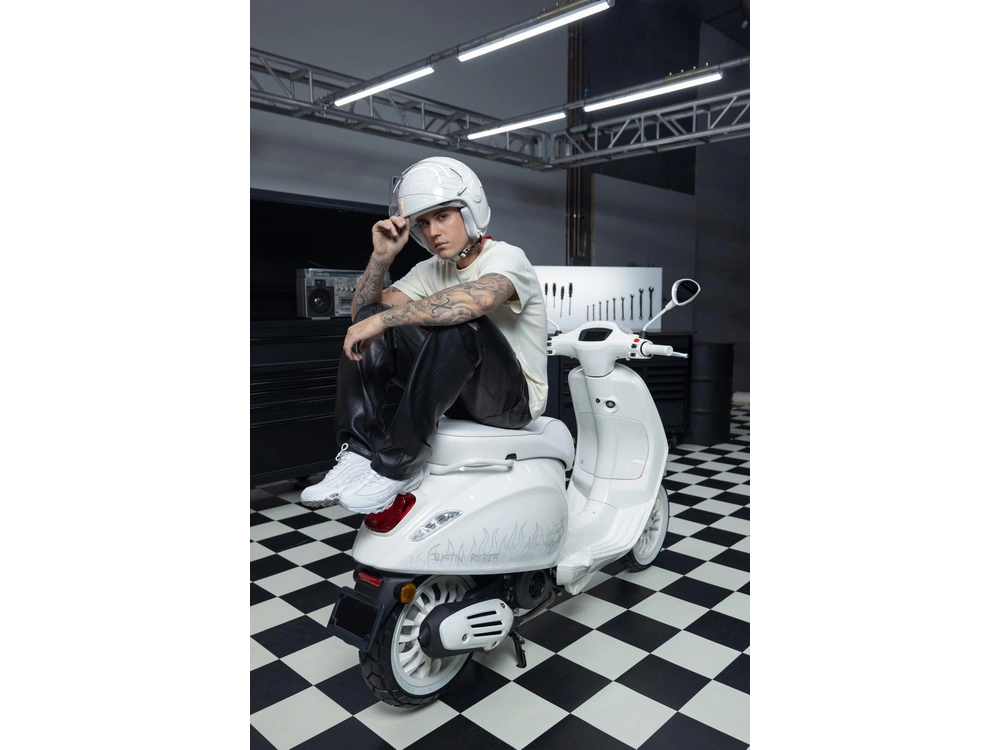 Vespa Sprint 50 Justin Bieber 2022 alt
