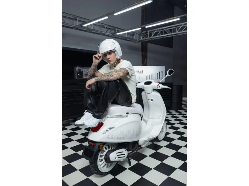 2022 Vespa Sprint 50 Justin Bieber thumbnail 4
