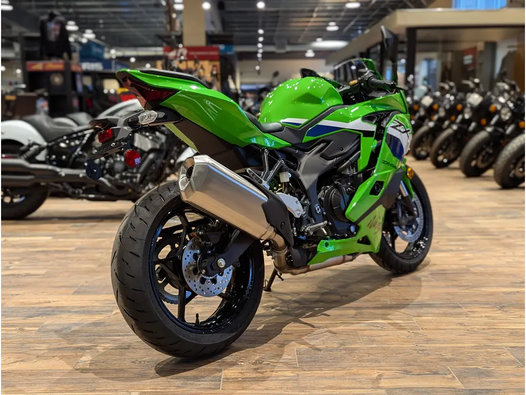 名作 定価11万 2021/22AW 人気モデル TIDY BIKER46 New 2026 Kawasaki Ninja ZX-4RR KRT Edition in Headingley