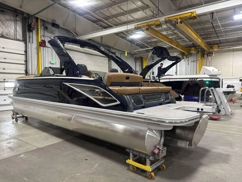 2026 Bennington Marine Qx 25 Swingback Arch 3t alt